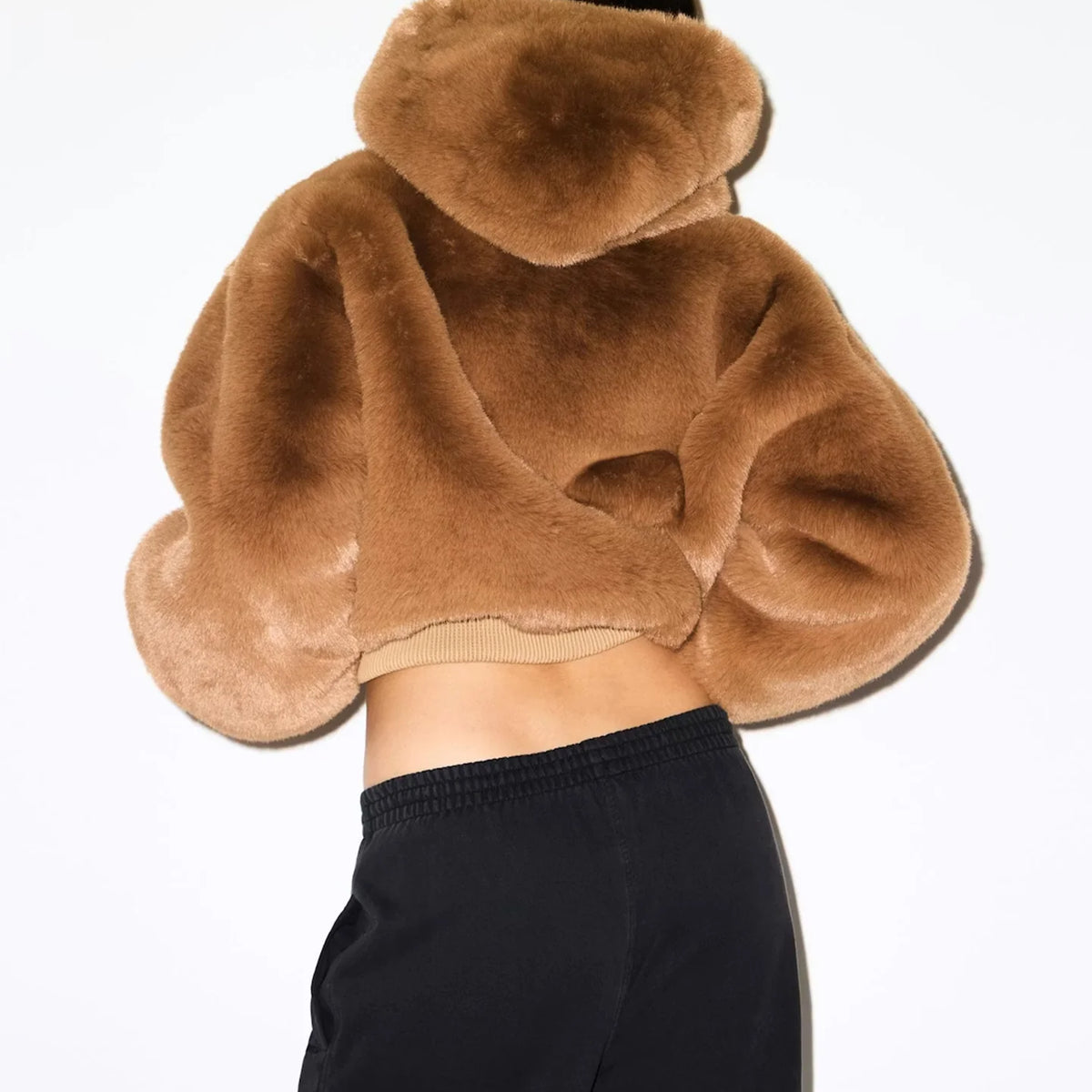 Luxuriöse Kapuzenjacke aus Kunstpelz 